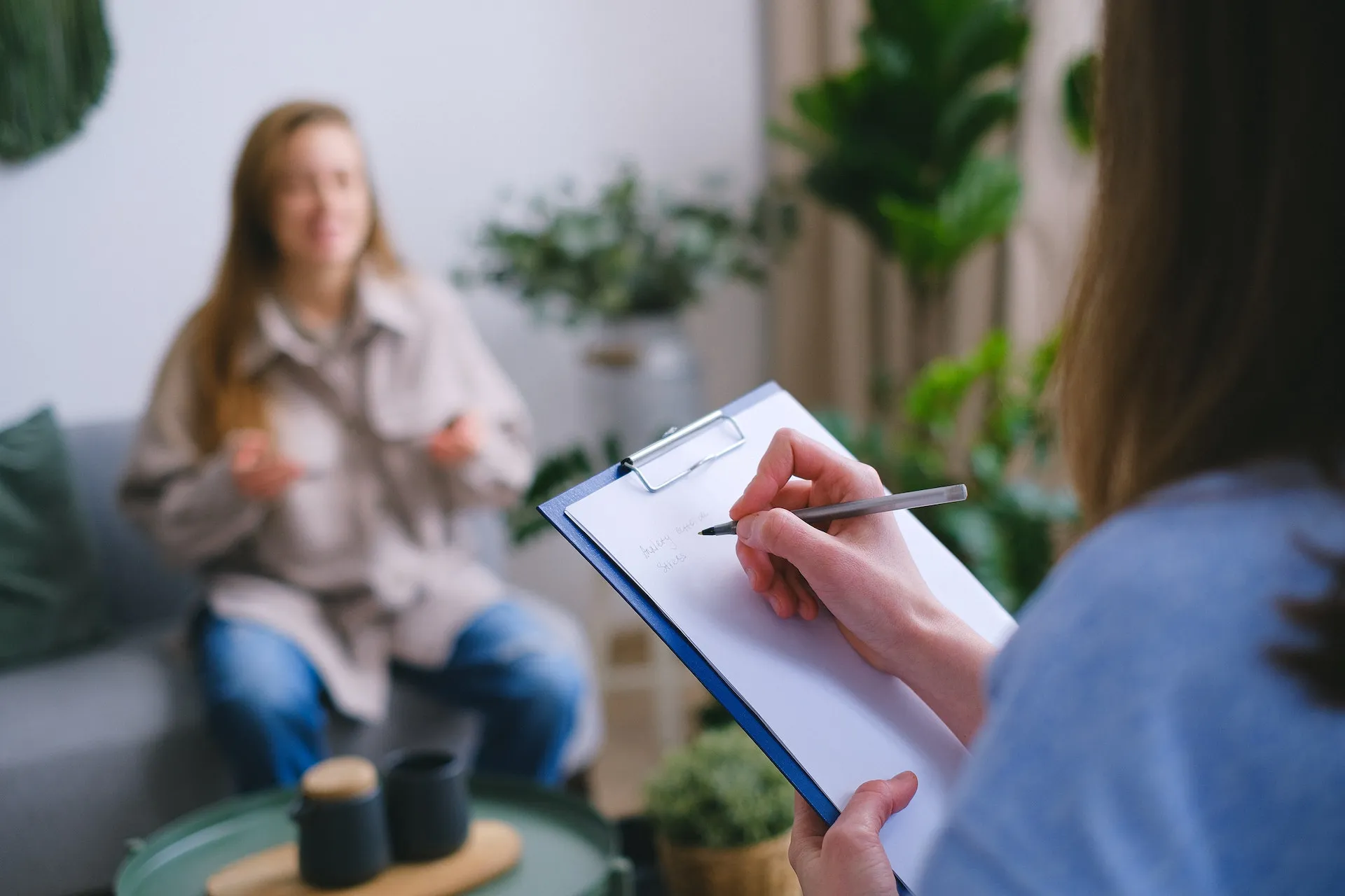 Naturopathe prenant des notes pendant une consultation