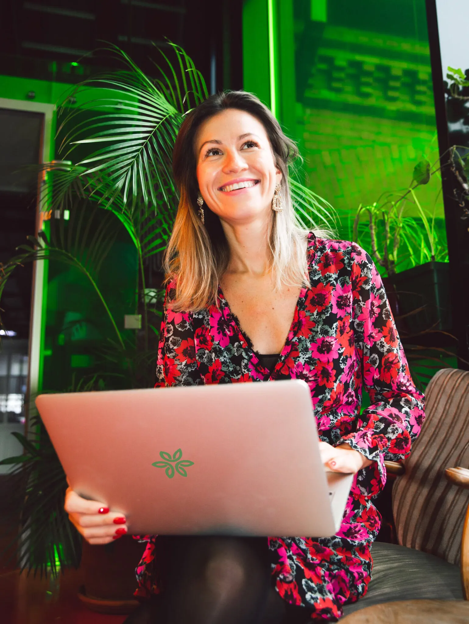 Formatrice en naturopathie souriante devant son ordinateur